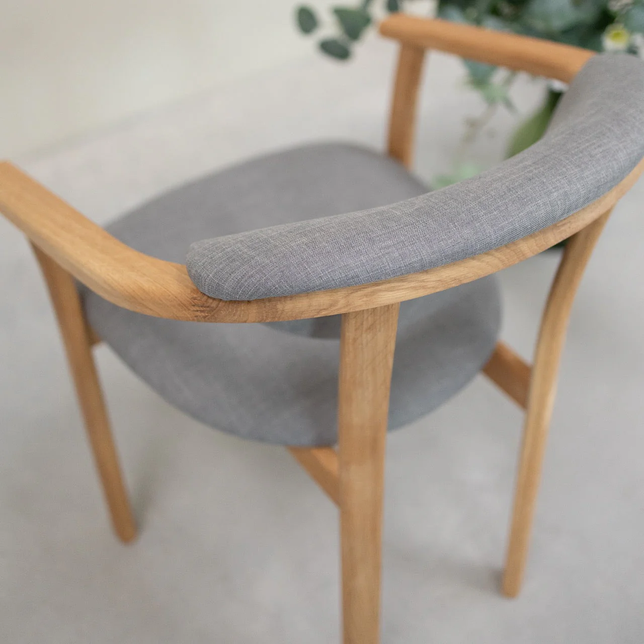 Chaise de salle à manger en bois massif de chêne Alexis, revêtement en tissu Gris Nordique – Lot de 2 ou 4 chaises - NordicStory - Image 3