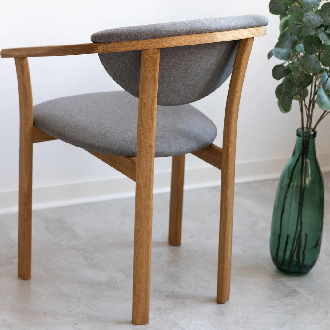 Chaise de salle à manger en bois massif de chêne Alexis, revêtement en tissu Gris Nordique – Lot de 2 ou 4 chaises - NordicStory - Image 4