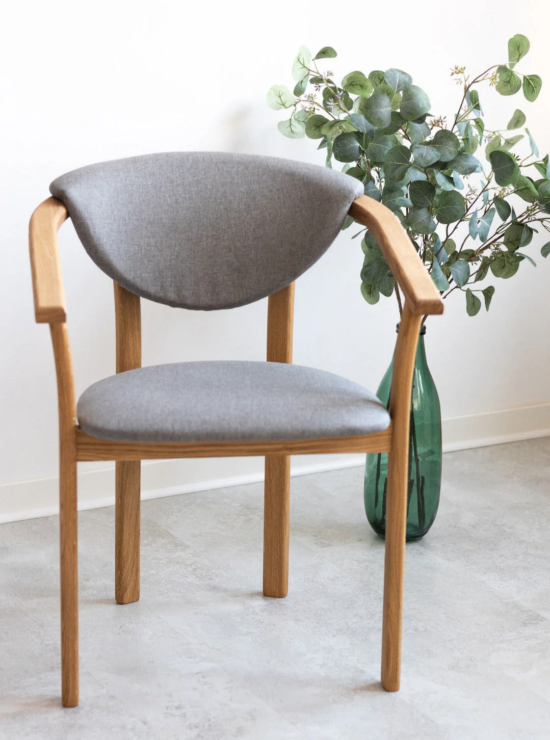 Chaise de salle à manger en bois massif de chêne Alexis, revêtement en tissu Gris Nordique – Lot de 2 ou 4 chaises - NordicStory - Image 5