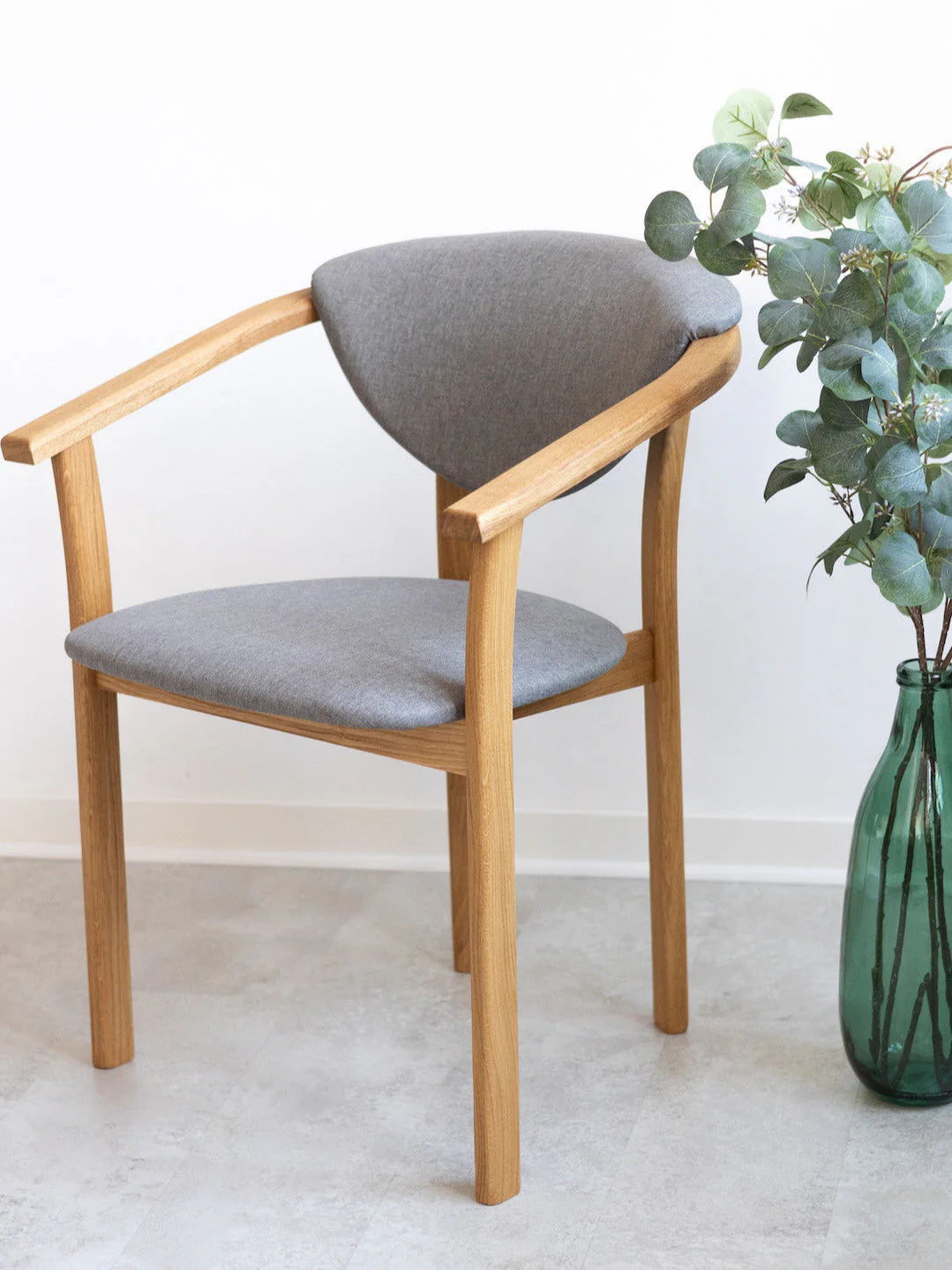 Chaise de salle à manger en bois massif de chêne Alexis, revêtement en tissu Gris Nordique – Lot de 2 ou 4 chaises - NordicStory - Image 6