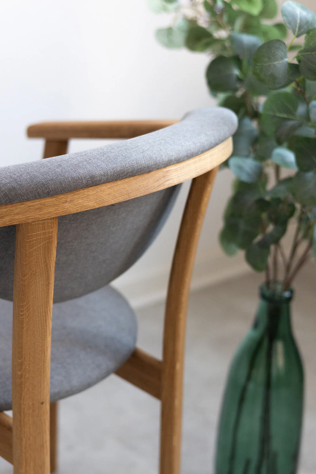 Chaise de salle à manger en bois massif de chêne Alexis, revêtement en tissu Gris Nordique – Lot de 2 ou 4 chaises - NordicStory - Image 7