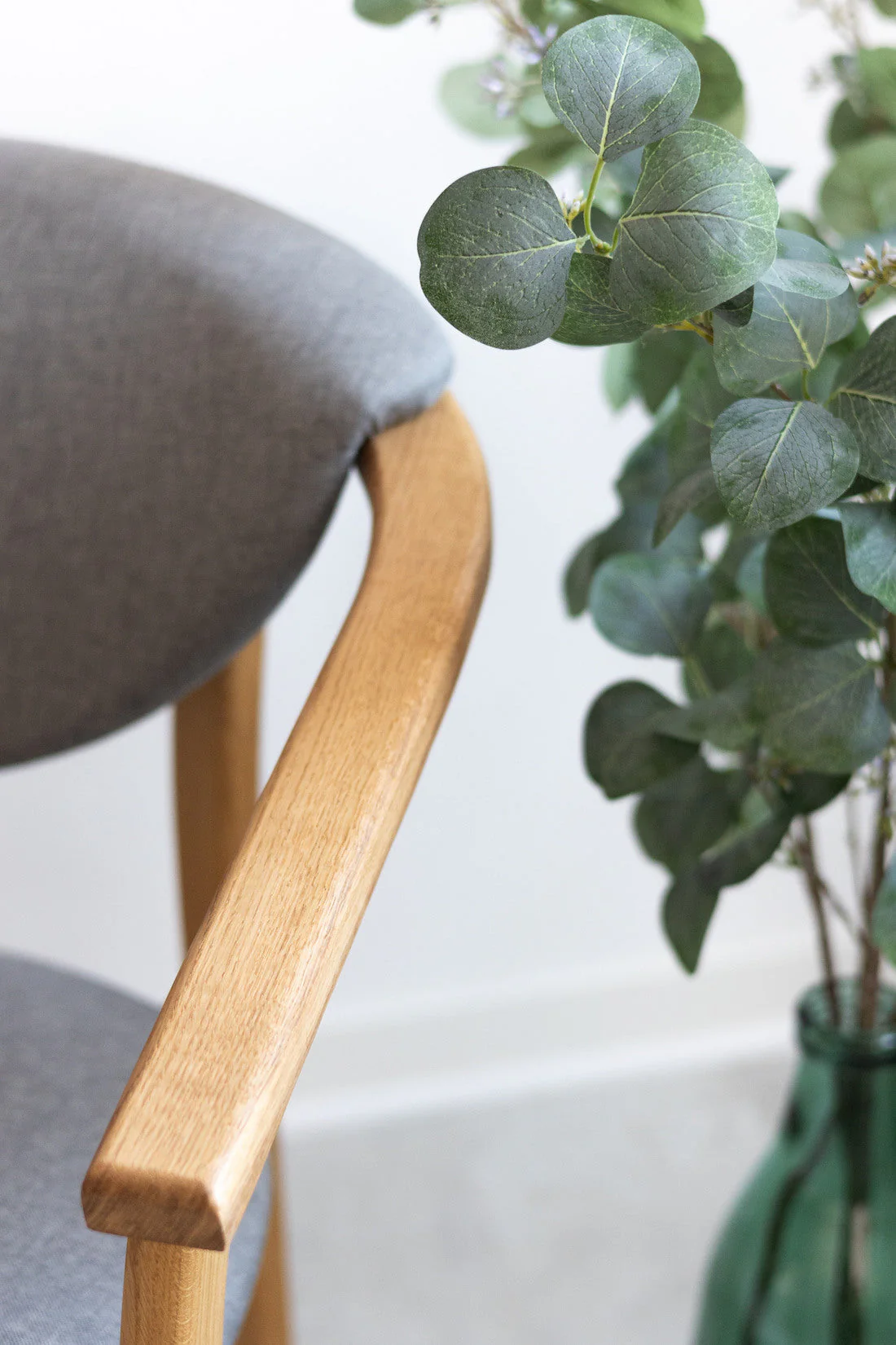 Chaise de salle à manger en bois massif de chêne Alexis, revêtement en tissu Gris Nordique – Lot de 2 ou 4 chaises - NordicStory - Image 8