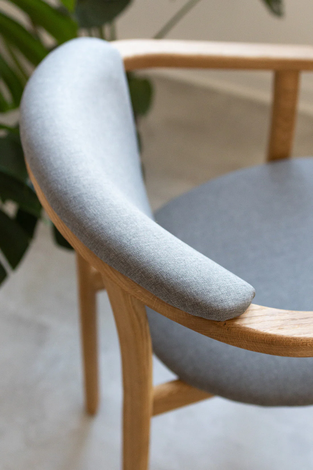 Chaise de salle à manger en bois massif de chêne Alexis, revêtement en tissu Gris Nordique – Lot de 2 ou 4 chaises - NordicStory - Image 9