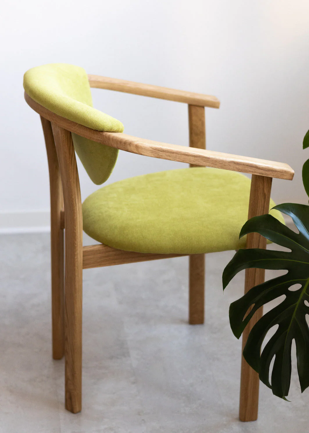 Chaise de salle à manger en bois massif de chêne Alexis, revêtement en tissu Vert Pomme – Lot de 2 ou 4 chaises - NordicStory - Image 3