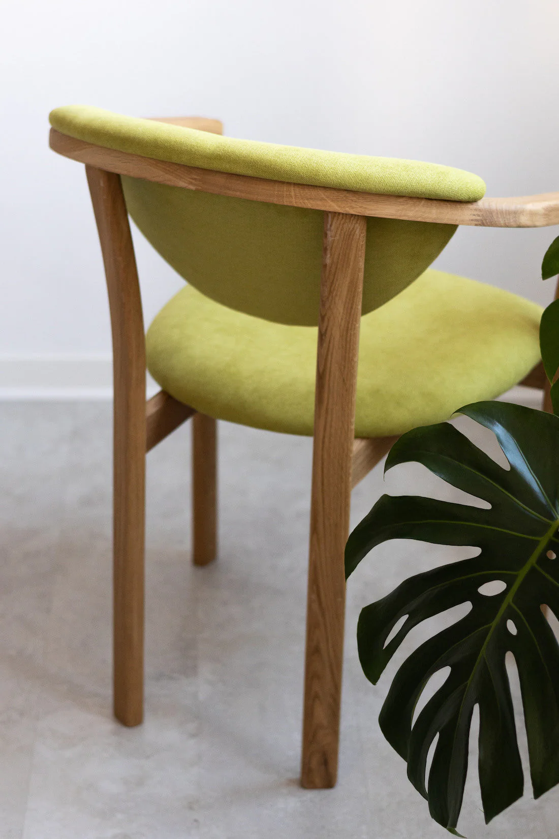 Chaise de salle à manger en bois massif de chêne Alexis, revêtement en tissu Vert Pomme – Lot de 2 ou 4 chaises - NordicStory - Image 4