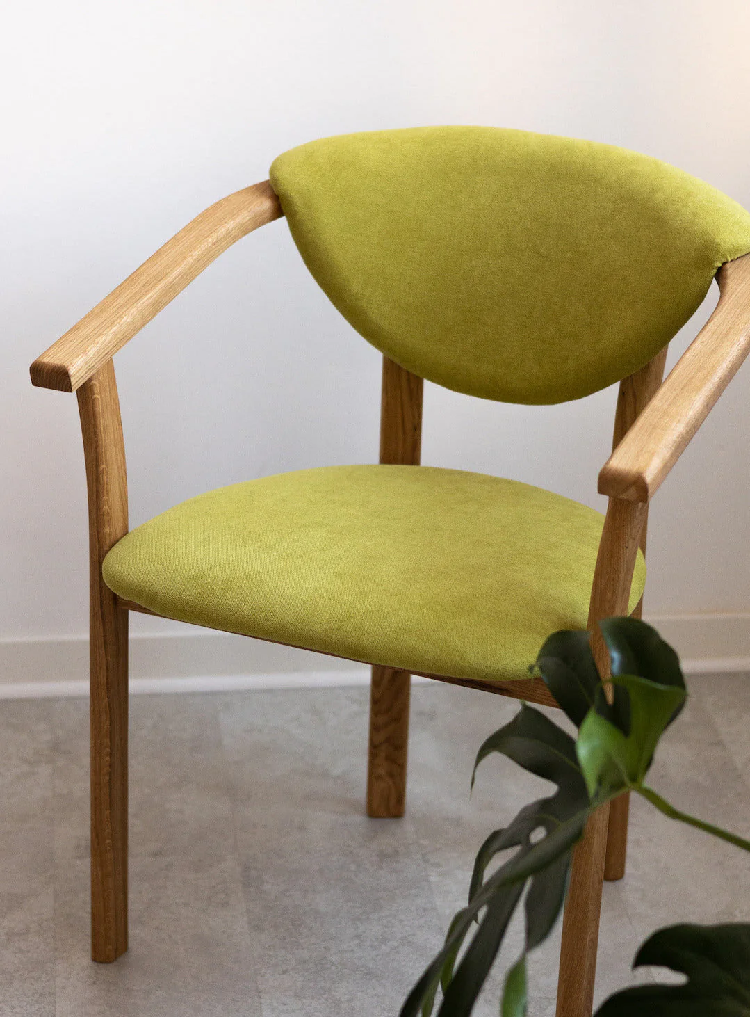 Chaise de salle à manger en bois massif de chêne Alexis, revêtement en tissu Vert Pomme – Lot de 2 ou 4 chaises - NordicStory - Image 5