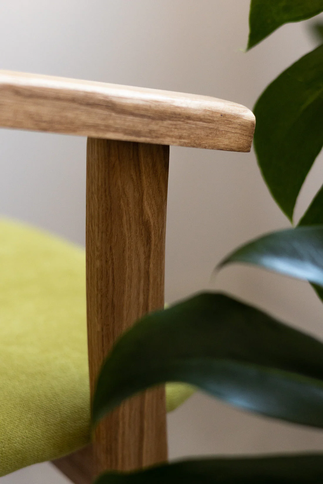 Chaise de salle à manger en bois massif de chêne Alexis, revêtement en tissu Vert Pomme – Lot de 2 ou 4 chaises - NordicStory - Image 6