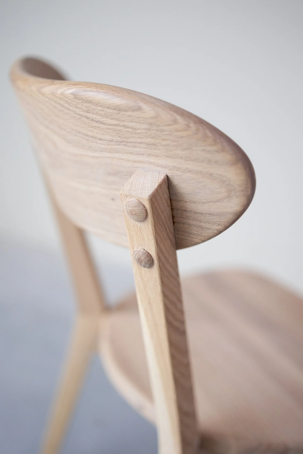Chaise de salle à manger en bois massif de chêne Isku – Lot de 2 ou 4 chaises - NordicStory - Image 11
