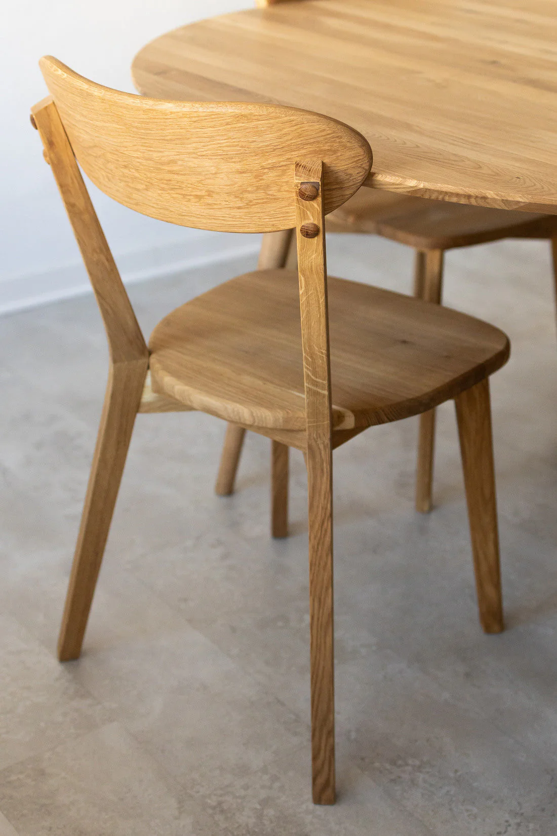 Chaise de salle à manger en bois massif de chêne Isku – Lot de 2 ou 4 chaises - NordicStory - Image 4
