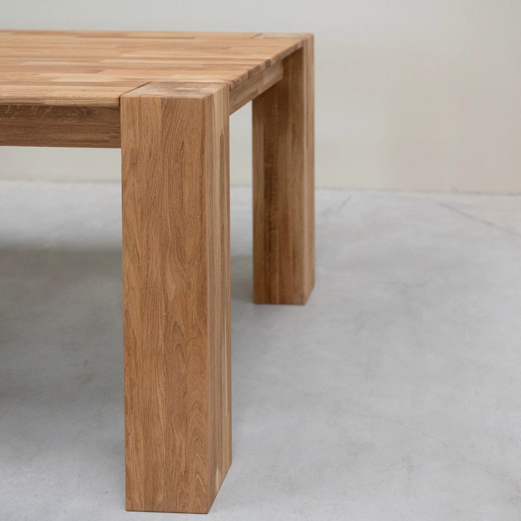 Table à manger en bois massif de chêne Mauritz 3 - NordicStory - Image 6