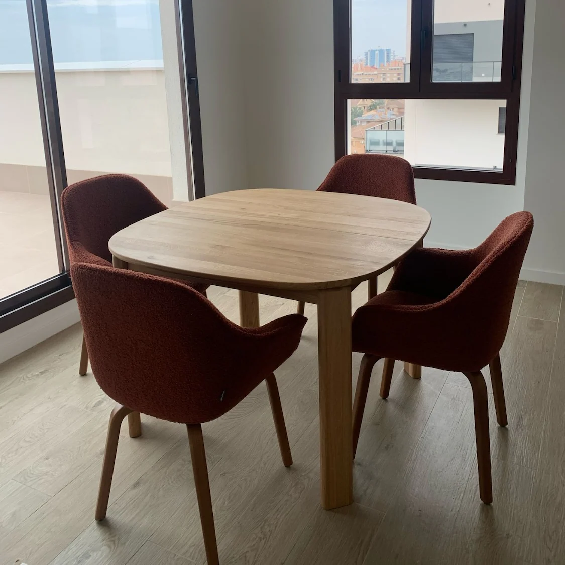 Table à manger ronde extensible en bois massif de chêne Victoria - VESKOR - Image 13