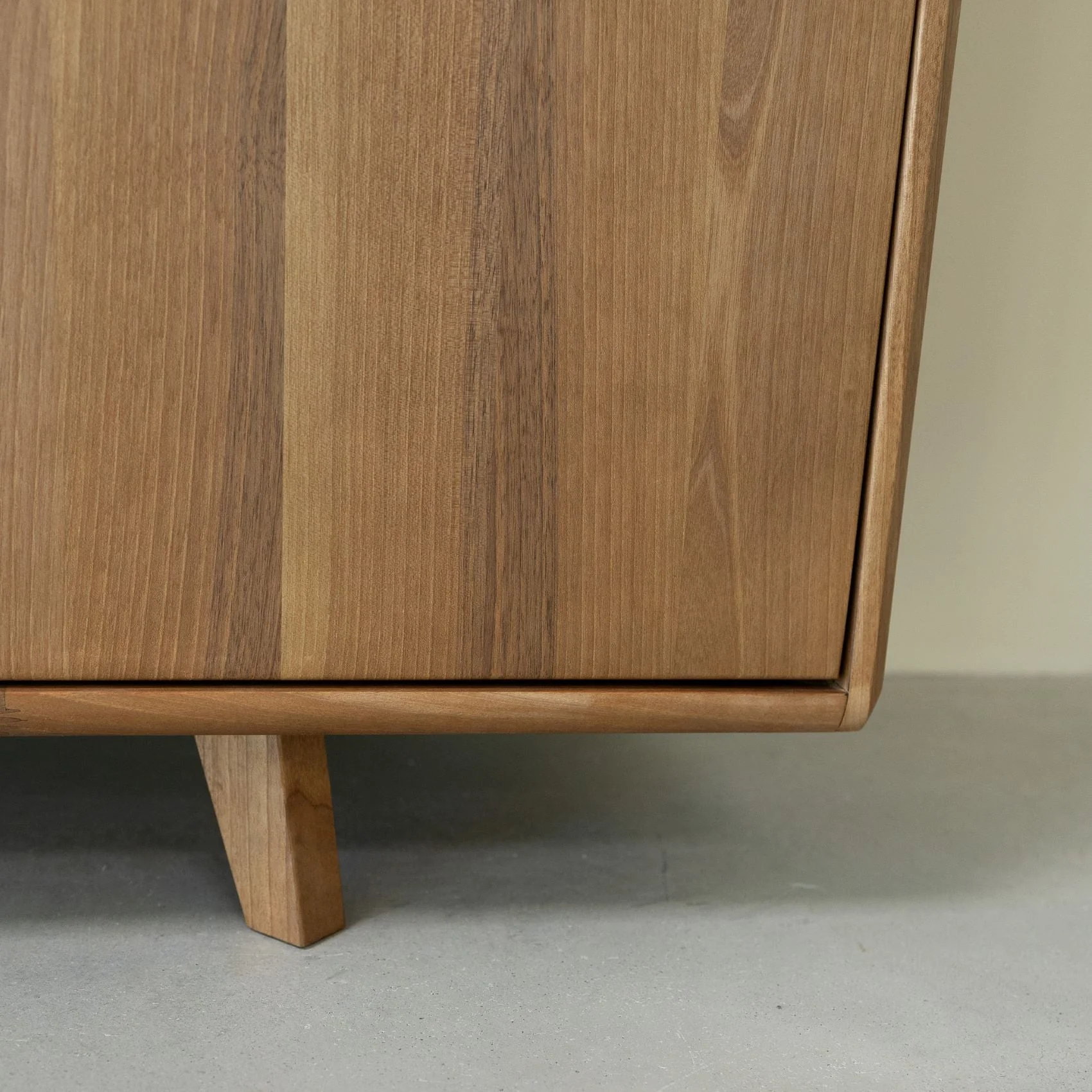 Buffet commode 3 portes en bois massif Suède 3 – VESKOR - Image 8