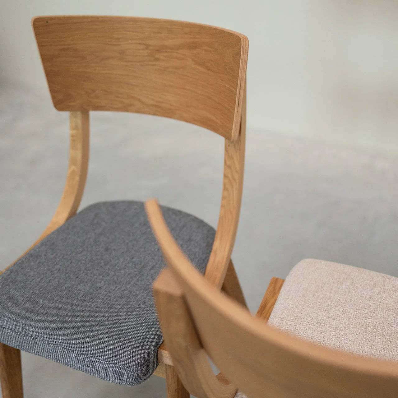 Chaise en bois massif de chêne Lucas, revêtement Gris/Beige - Lot de 2 ou 4 chaises - VESKOR - Image 15