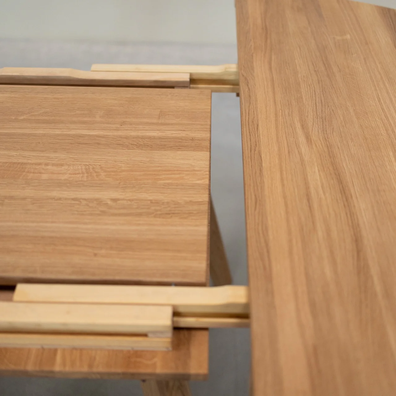 Table à manger ronde extensible en bois massif de chêne Léa - VESKOR - Image 10
