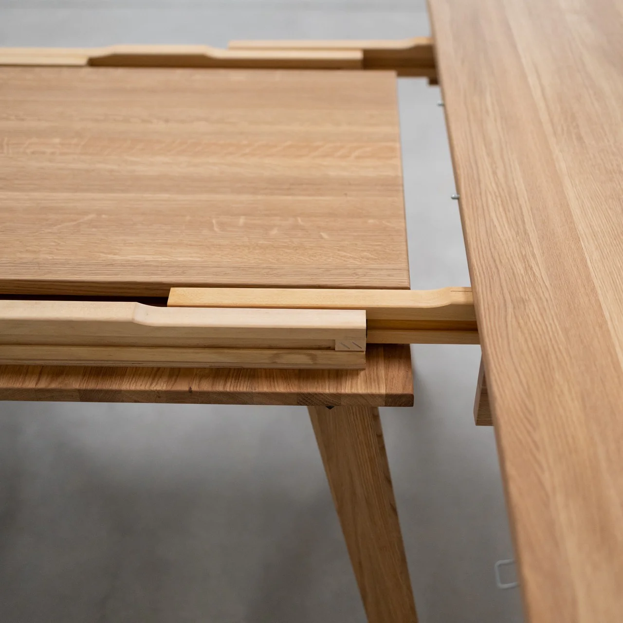 Table à manger ronde extensible en bois massif de chêne Léa - VESKOR - Image 9
